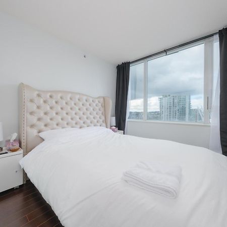 Central 1-Bedroom Apartment With Pool, Jacuzzi & Sauna 밴쿠버 외부 사진