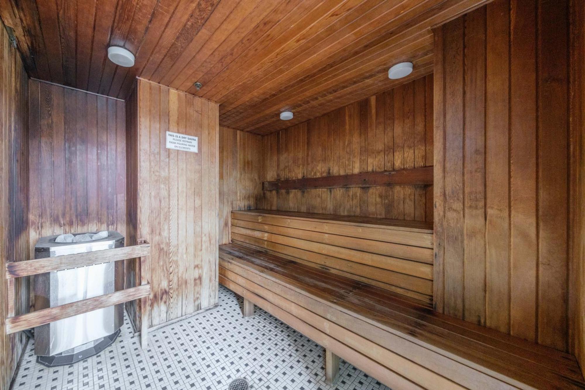 Central 1-Bedroom Apartment With Pool, Jacuzzi & Sauna 밴쿠버 외부 사진
