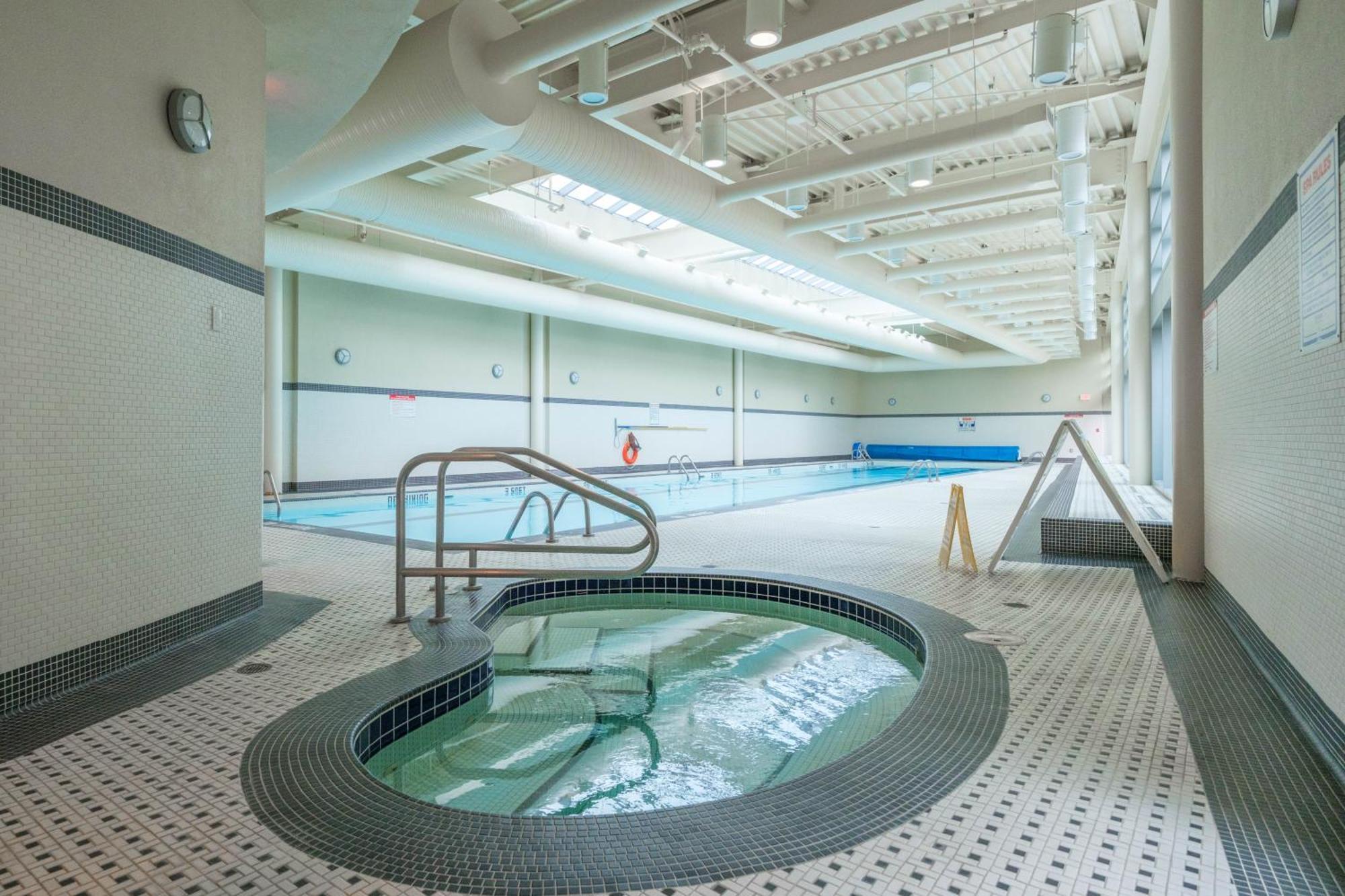 Central 1-Bedroom Apartment With Pool, Jacuzzi & Sauna 밴쿠버 외부 사진