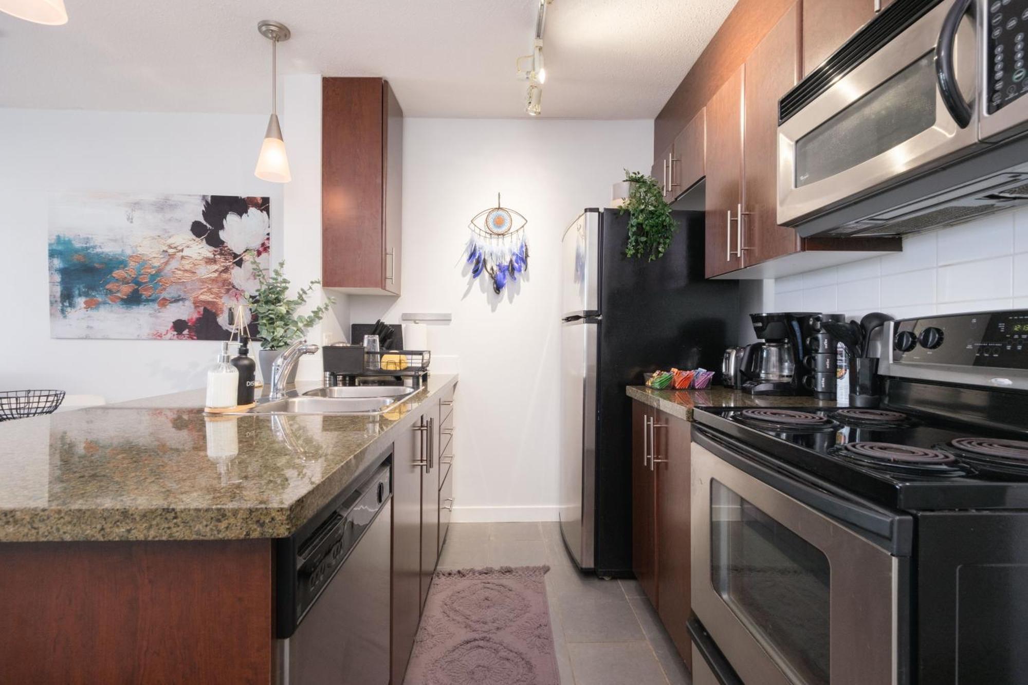 Central 1-Bedroom Apartment With Pool, Jacuzzi & Sauna 밴쿠버 외부 사진