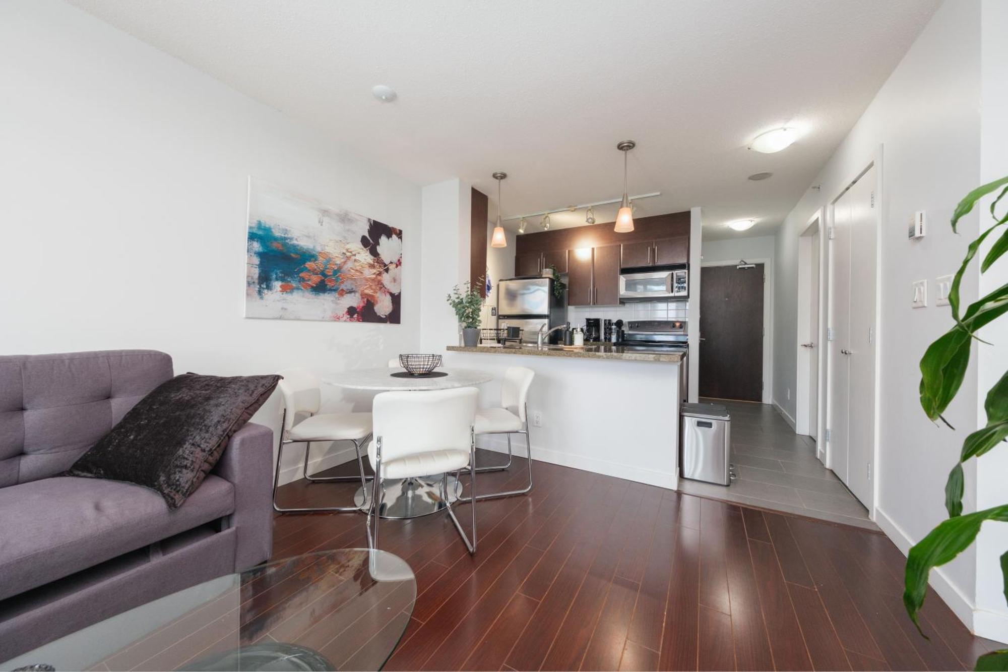 Central 1-Bedroom Apartment With Pool, Jacuzzi & Sauna 밴쿠버 외부 사진